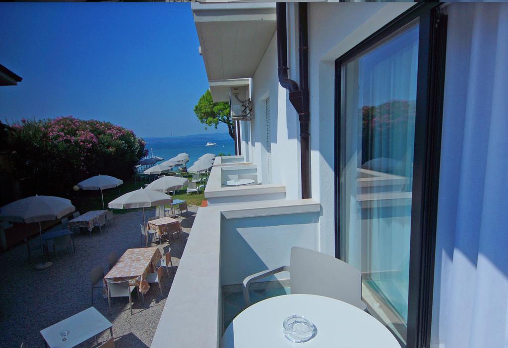 Camera Prestige con Balcone e Vista Lago Parziale